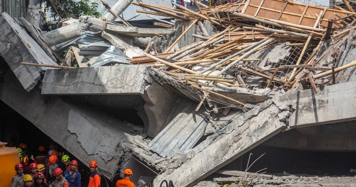 se-derrumbo-una-escuela-en-indonesia-mientras-los-estudiantes-rezaban:-un-muerto-y-casi-un-centenar-de-heridos