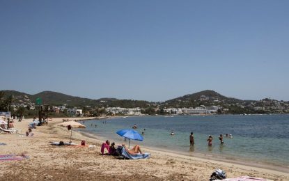 Hallazgo de terror: un turista encontró un pie humano en una famosa playa de Ibiza y abren una investigación