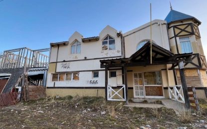 Encuentran un muerto dentro de un hotel de los Kirchner ocupado ilegalmente y la Justicia ordena su desalojo