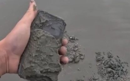 Encontró un iPhone enterrado en una playa y logró ubicar a su dueña: «Pensé que nunca más lo volvería a tener»