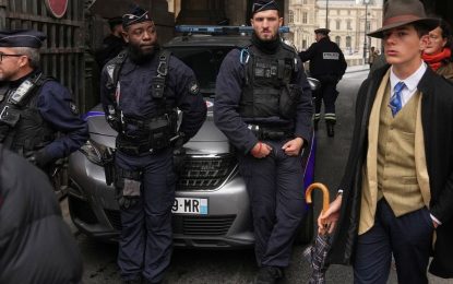 Se supo quién es el supuesto «joven detective» que apareció en una foto tras el robo al Museo del Louvre