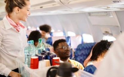 Sirvieron la comida en un avión y un  pasajero apuñaló con un tenedor a dos menores