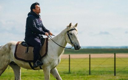Jackie Chan, en El descubridor de leyendas, no se rinde: a los 71, sigue haciendo travesuras, pero ya no deslumbra tanto