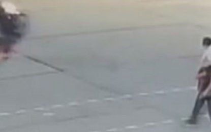 Hacía “wheelie” con la moto y atropelló a una jubilada que cruzaba la calle: la mujer quedó en estado delicado y lucha por su vida