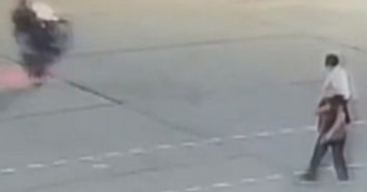 hacia-“wheelie”-con-la-moto-y-atropello-a-una-jubilada-que-cruzaba-la-calle:-la-mujer-quedo-en-estado-delicado-y-lucha-por-su-vida