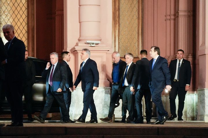 Varios de los gobernadores, en la entrada de la Rosada. Foto: Marian Nedelcu.