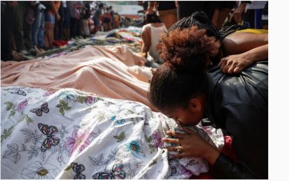 Horror en Río tras el operativo contra Comando Vermelho: vecinos llevaron más de 60 cuerpos a una calle