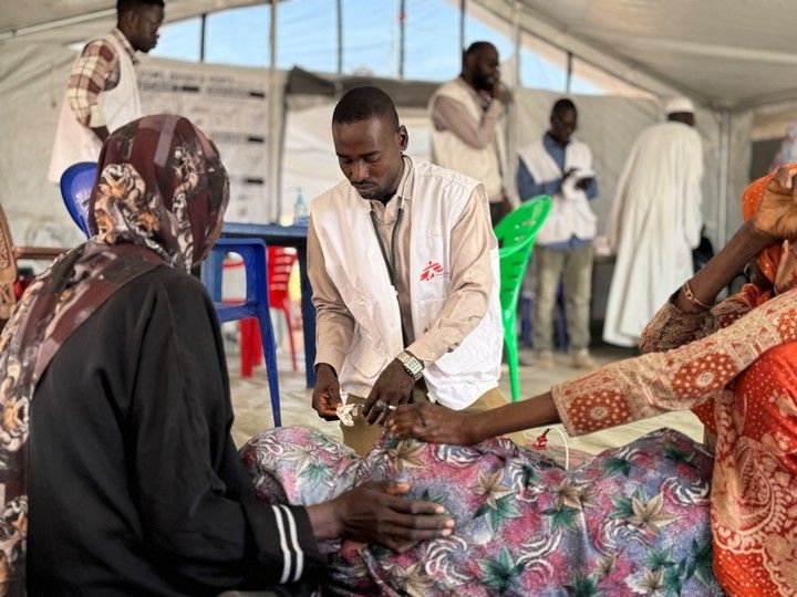 Un médico de MSF atiende a desplazados en Tawila. Foto: MSF