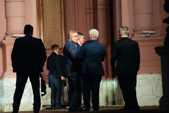 Varios de los gobernadores, en la entrada de la Rosada. Foto: Marian Nedelcu.