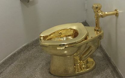 Sale a subasta una obra de arte insólita: un inodoro de oro puro