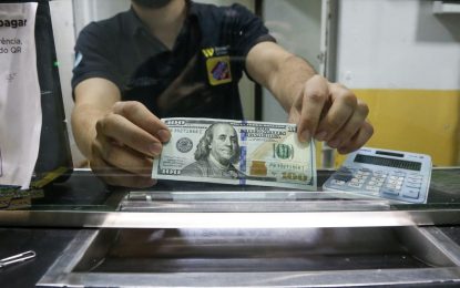Vuelve a bajar el dólar para el ahorrista y se aleja de los $1.500