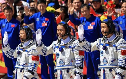 Tres astronautas quedaron varados tras chocar con «basura espacial» y no saben cuándo volverán a la Tierra: la misión Shenzhou-20