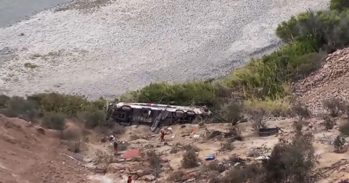 tragedia-en-peru:-hay-al-menos-37-muertos-por-la-caida-de-un-micro-en-un-barranco