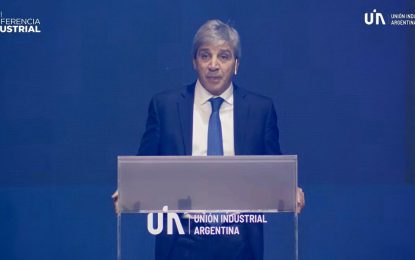 Frente a empresarios de la UIA, Caputo se mostró optimista para el 2026, defendió las bandas cambiarias y destacó la baja de la pobreza infantil