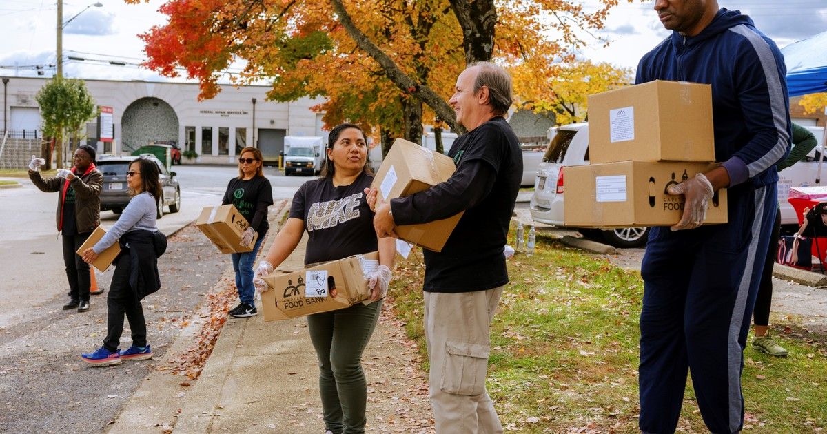 filas-en-el-banco-de-alimentos,-multimillonarios-en-la-casa-blanca