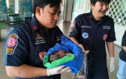 Una empleada de limpieza encontró a una bebé en un baño: estaba dentro del depósito de agua