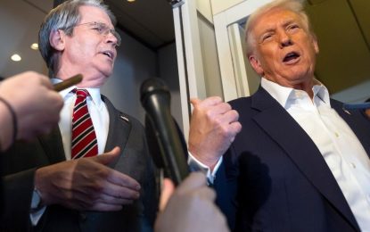 Trump, ataca a sus economistas: Powell «tiene problemas mentales» y amenazó a Bessent con «una patada en el culo»