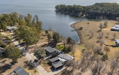 En Córdoba, una casa en un barrio cerrado de Calamuchita que propone un refugio natural para tres generaciones