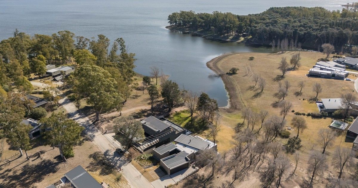 en-cordoba,-una-casa-en-un-barrio-cerrado-de-calamuchita-que-propone-un-refugio-natural-para-tres-generaciones