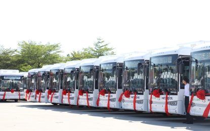 En medio del acuerdo comercial con Trump una líder del transporte compra en China 150 colectivos