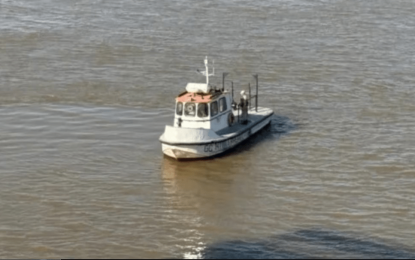Desesperada búsqueda en el río Paraná: un policía cayó al agua tras el choque de su lancha y no volvió a salir