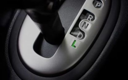 Qué significa la «L» en la palanca de cambios del auto: su función es clave y pocos lo saben