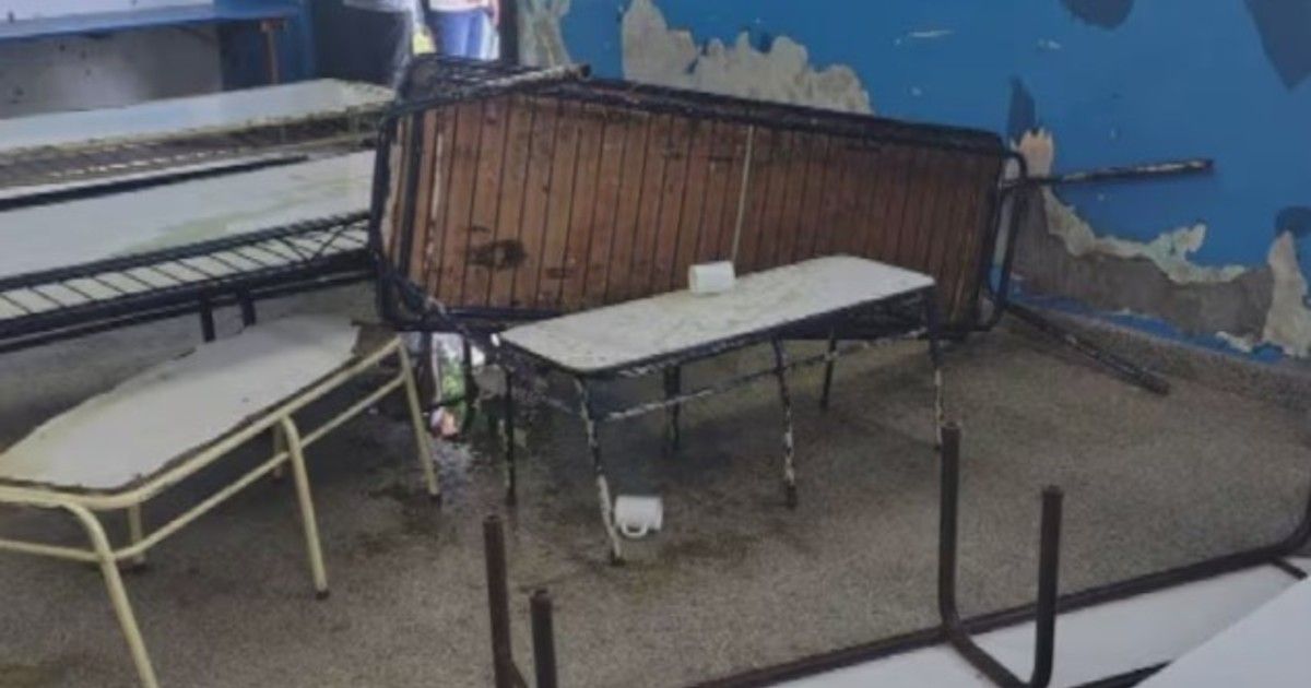 la-familia-de-una-alumna-destrozo-una-escuela-y-les-tiro-agua-hirviendo-a-los-docentes-en-malvinas-argentinas