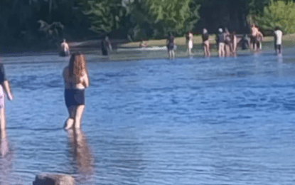 Buscan a un hombre que fue arrastrado por la corriente en un arroyo de Río Negro al intentar rescatar a su hijo