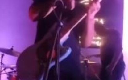 Un cantante se electrocutó en pleno show y cayó al escenario: el impactante video que se volvió viral