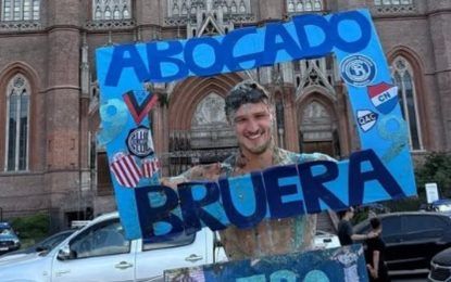 Facundo Bruera, el goleador de Barracas Central que cerró el año con el título más feliz: retomó su carrera y se recibió de abogado a los 27 años