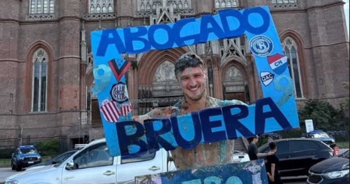 facundo-bruera,-el-goleador-de-barracas-central-que-cerro-el-ano-con-el-titulo-mas-feliz:-retomo-su-carrera-y-se-recibio-de-abogado-a-los-27-anos
