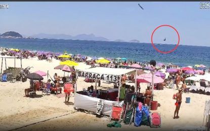 Tragedia en Río de Janeiro: una avioneta publicitaria se estrelló en el mar y murió el piloto