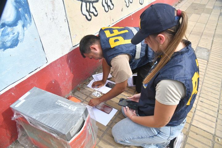 Allanamiento contra Sur Finanzas en un deposito, donde escondió pruebas.Foto Enrique Garcia Medina