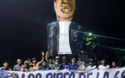 Hinchas de Gimnasia y Esgrima La Plata quemaron un muñeco de Chiqui Tapia