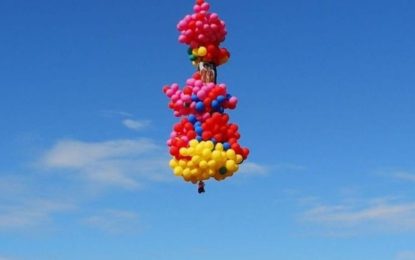 El trágico final del sacerdote que volaba enganchado a 1.000 globos