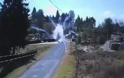 Un motociclista saltó por los aires al explotar la pirotecnia que llevaba en su moto