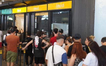 Siguen las demoras y cancelaciones de vuelos de Flybondi: qué derechos tienen los pasajeros y qué deben hacer