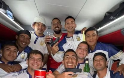 Polémica con un equipo de fútbol de Tucumán: pasaron a la final del Regional y se sacaron una foto con armas